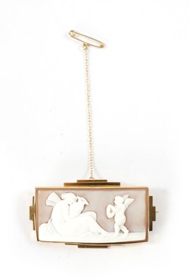 Lot 619 - AN ART DECO 9CT GOLD CAMEO BROOCH
