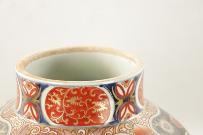 Lot 549 - A SUITE OF FIVE 18TH CENTURY JAPANESE EDO PERIOD IMARI VASES