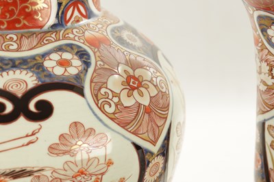 Lot 549 - A SUITE OF FIVE 18TH CENTURY JAPANESE EDO PERIOD IMARI VASES