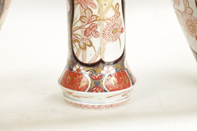 Lot 549 - A SUITE OF FIVE 18TH CENTURY JAPANESE EDO PERIOD IMARI VASES
