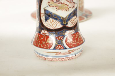 Lot 549 - A SUITE OF FIVE 18TH CENTURY JAPANESE EDO PERIOD IMARI VASES