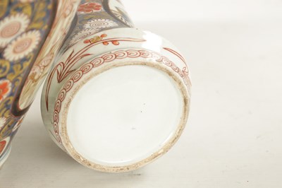 Lot 549 - A SUITE OF FIVE 18TH CENTURY JAPANESE EDO PERIOD IMARI VASES