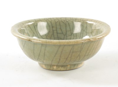 Lot 514 - A CHINESE CELADON CRACKLE GLAZED BOWL