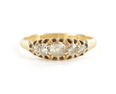 Lot 333 - A LADIES VINTAGE 18CT GOLD FIVE STONE DIAMOND RING