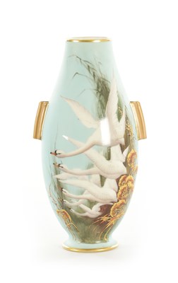 Lot 42 - AN EARLY 20TH CENTURY ROYAL WORCESTER CABINET VASE BY C. BALDWYN