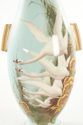 Lot 39 - AN EARLY 20TH CENTURY ROYAL WORCESTER CABINET VASE BY C. BALDWYN