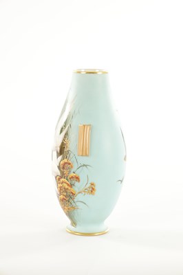 Lot 39 - AN EARLY 20TH CENTURY ROYAL WORCESTER CABINET VASE BY C. BALDWYN
