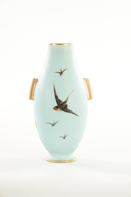 Lot 39 - AN EARLY 20TH CENTURY ROYAL WORCESTER CABINET VASE BY C. BALDWYN