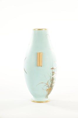 Lot 39 - AN EARLY 20TH CENTURY ROYAL WORCESTER CABINET VASE BY C. BALDWYN