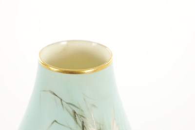 Lot 39 - AN EARLY 20TH CENTURY ROYAL WORCESTER CABINET VASE BY C. BALDWYN
