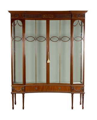 Lot 1184 - AN EARLY 20TH CENTURY MAHOGANY CONCAVE FRONT DISPLAY CABINET