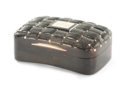 Lot 349 - AN EARLY 19TH CENTURY GOLD MOUNTED TORTOISESHELL SNUFF BOX