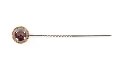 Lot 375 - A GOLD MOUNTED CABOCHON GARNET PIN BROOCH