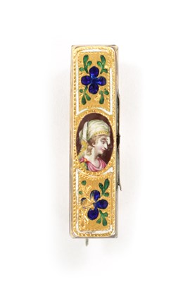 Lot 342 - AN EARLY 20TH CENTURY GILT MOUNTED ENAMEL BROOCH