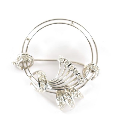 Lot 292 - A STYLISH 14CT WHITE GOLD DIAMOND BROOCH