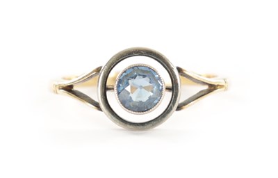 Lot 295 - AN ANTIQUE 18CT GOLD SAPPHIRE RING