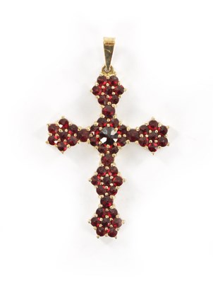 Lot 326 - A 9CT GOLD GARNET SET CROSS PENDANT
