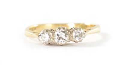 Lot 283 - AN 18CT GOLD THREE STONE DIAMOND RING