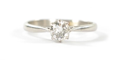 Lot 323 - AN 18CT WHITE GOLD DIAMOND SOLITAIRE RING.