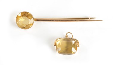 Lot 278 - A 9CT GOLD MOUNTED CITRINE TIE PIN AND PENDANT