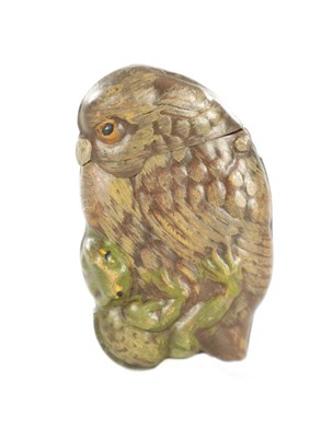 Lot 360 - AN EARLY 20TH CENTURY PAINTED NOVELTY BIRD AND FROG VESTA CASE
