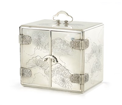 Lot 121 - A JAPANESE MEIJI PERIOD SILVER AND LACQUER JEWELLERY BOX
