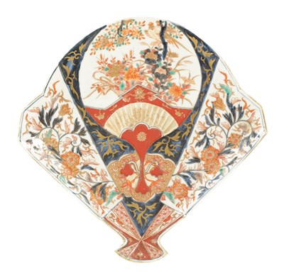 Lot 120 - A 19TH CENTURY FAN SHAPED IMARI SHALLOW DISH