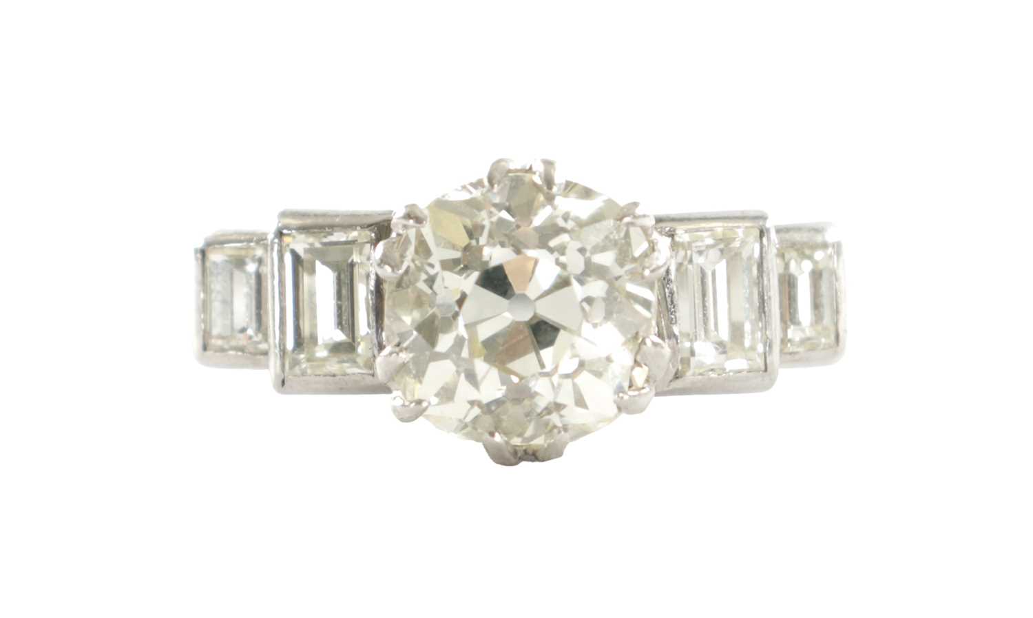 Lot 289 - A LADIES PLATINUM DIAMOND RING