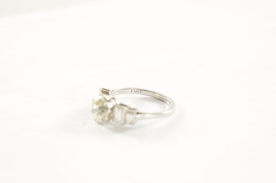 Lot 289 - A LADIES PLATINUM DIAMOND RING