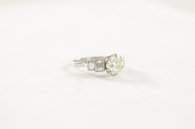Lot 289 - A LADIES PLATINUM DIAMOND RING