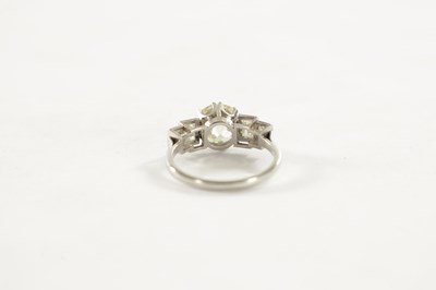 Lot 289 - A LADIES PLATINUM DIAMOND RING