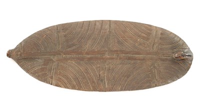 Lot 133 - AN EARLY 19TH CENTURY MAORI WAKA HUIA / FEATHER BOX COVER