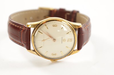 Lot 570 - A GENTLEMAN’S 9CT GOLD OMEGA WRISTWATCH WITH BOX AND PAPERS