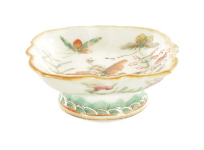 Lot 231 - A 19TH CENTURY CHINESE PORCELAIN FOOTED DISH OF SMALL SIZE