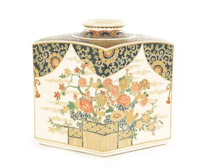 Lot 172 - A LARGE JAPANESE MEIJI PERIOD IMPERIAL SATSUMA VASE