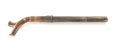 Lot 102 - A LATE 19TH CENTURY FIJIAN GUNSTOCK SALI FIGHTING CLUB IN ORIGINAL LEATHER CASE