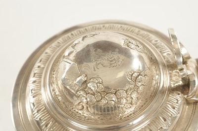 Lot 397 - A LARGE GEORGE III SILVER AND SILVER GILT TANKARD