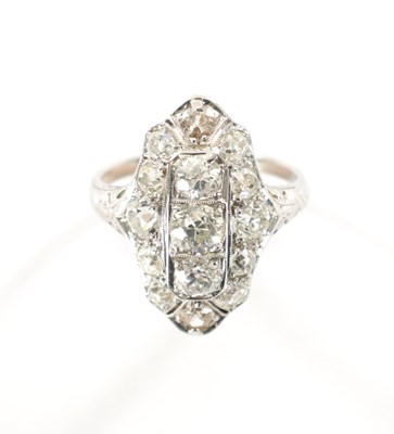 Lot 307 - A LADIES ART DECO 18CT WHITE GOLD DIAMOND RING