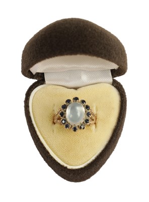 Lot 328 - A LADIES 9CT GOLD CABOCHON MOONSTONE AND SAPPHIRE RING