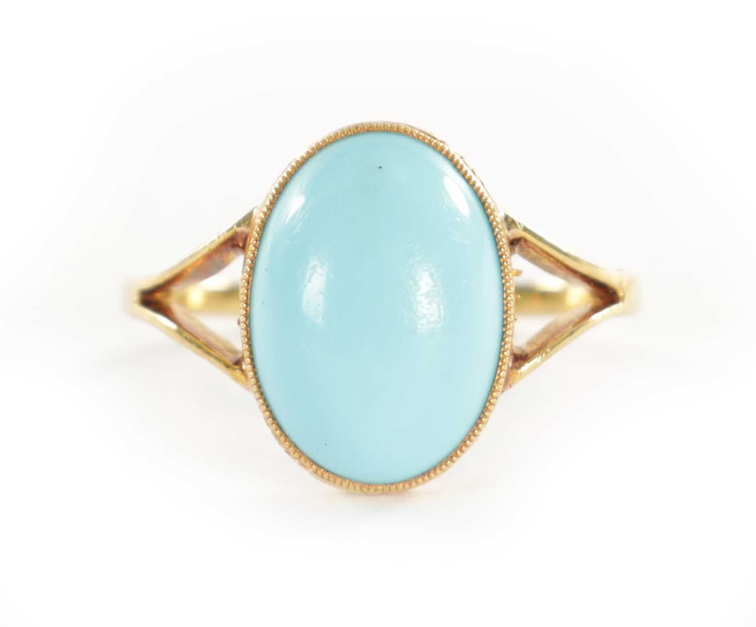 Lot 460 - A LADIES VINTAGE 18CT GOLD CABOCHON TURQUOISE RING