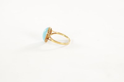 Lot 460 - A LADIES VINTAGE 18CT GOLD CABOCHON TURQUOISE RING