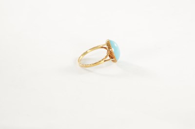Lot 460 - A LADIES VINTAGE 18CT GOLD CABOCHON TURQUOISE RING