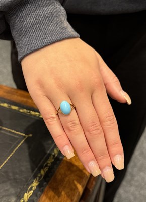 Lot 460 - A LADIES VINTAGE 18CT GOLD CABOCHON TURQUOISE RING