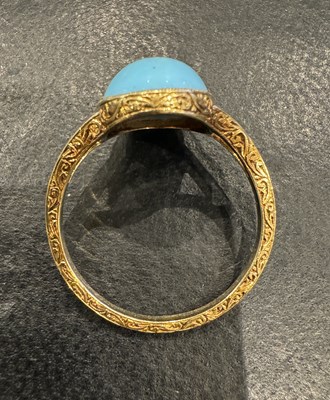 Lot 460 - A LADIES VINTAGE 18CT GOLD CABOCHON TURQUOISE RING