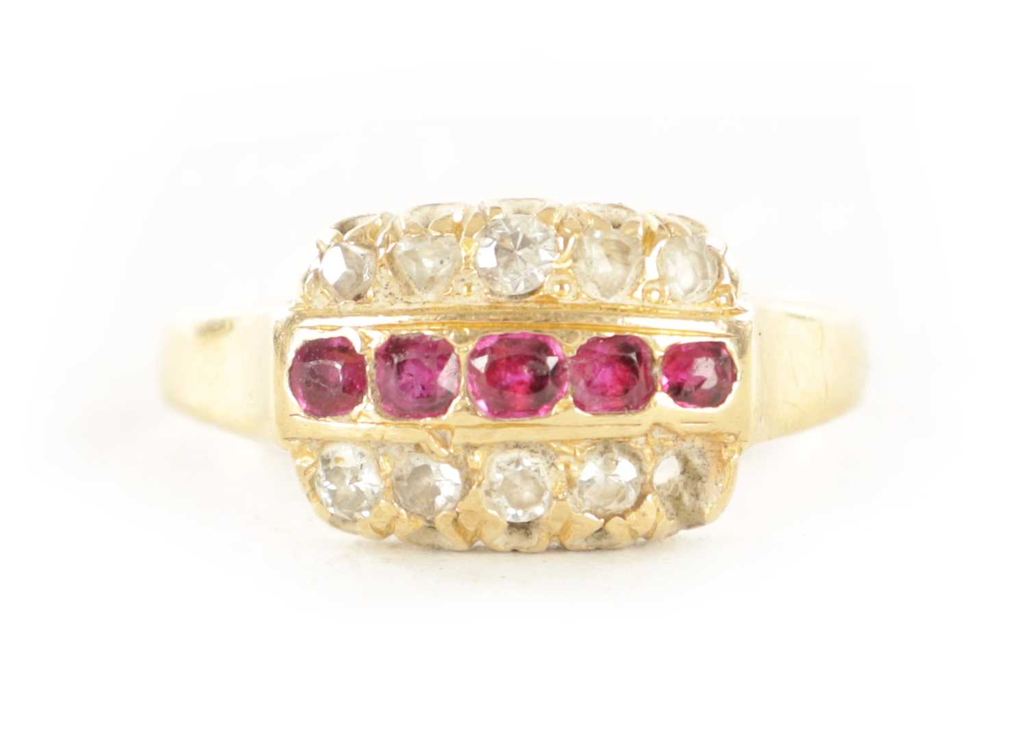 Lot 473 - A VINTAGE GOLD RUBY AND DIAMOND RING