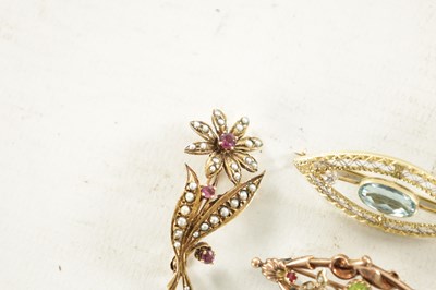 Lot 499 - THREE VINTAGE GOLD BROOCHES