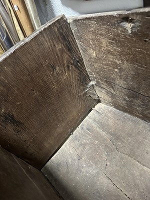 Lot 834 - A LARGE EARLY 17TH CENTURY OAK SIX PLANK COFFER