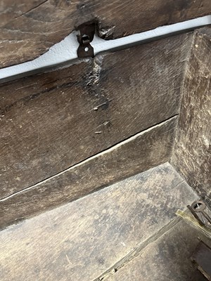 Lot 834 - A LARGE EARLY 17TH CENTURY OAK SIX PLANK COFFER