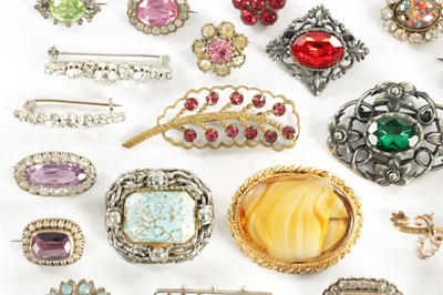 Lot 506 - A LARGE COLLECTION OF VINTAGE BROOCHES