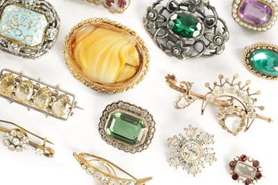 Lot 506 - A LARGE COLLECTION OF VINTAGE BROOCHES